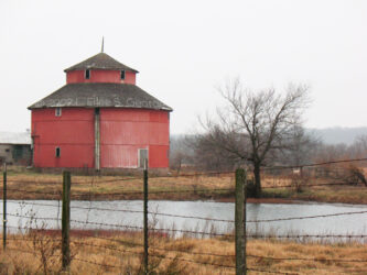 Digital photo of a round barn in Saginaw MO near Joplin © 2009 L. Eilee S. George