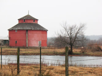 Digital photo of a round barn in Saginaw MO near Joplin © 2009 L. Eilee S. George