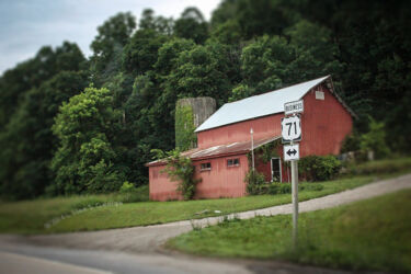 Barn along US 71 in MO © 2014 Linda Eileen “Eilee” S. George